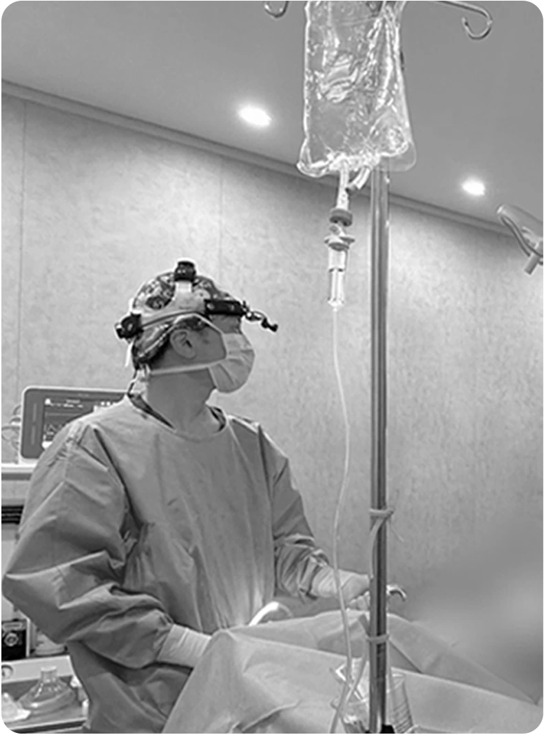 手術準備中の執刀医のモノクロ写真