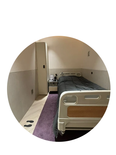 4階Suite room 1人用回復室のベッド