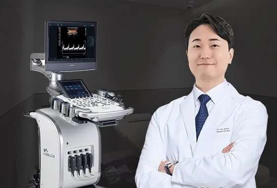 超音波装置のそばに立つ乳腺外科専門医