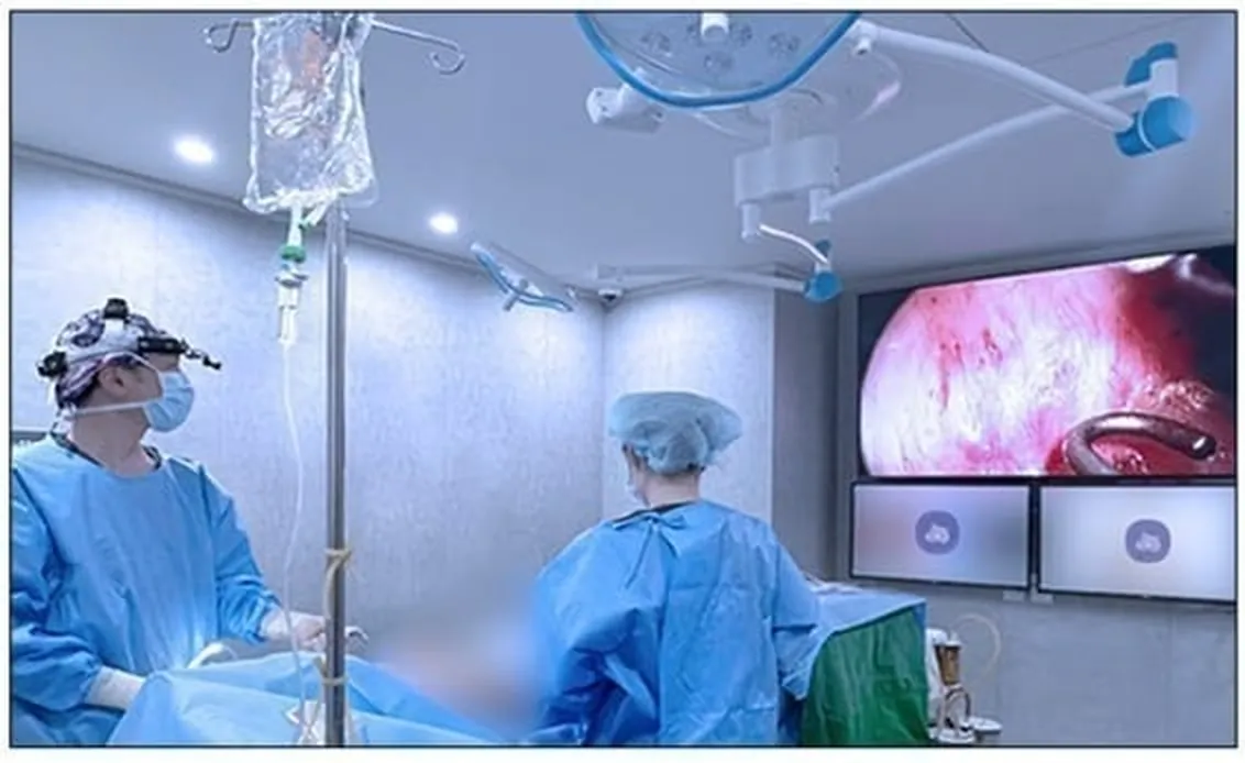 70インチFULL HD内視鏡モニターを見ながら手術中のU&U美容外科の手術室